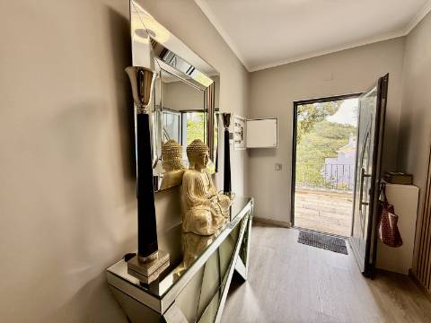 Elegante Moradia Familiar com Espaço Exterior a Minutos de Loulé