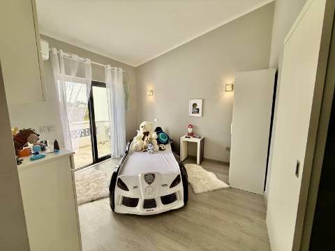 Elegante Moradia Familiar com Espaço Exterior a Minutos de Loulé