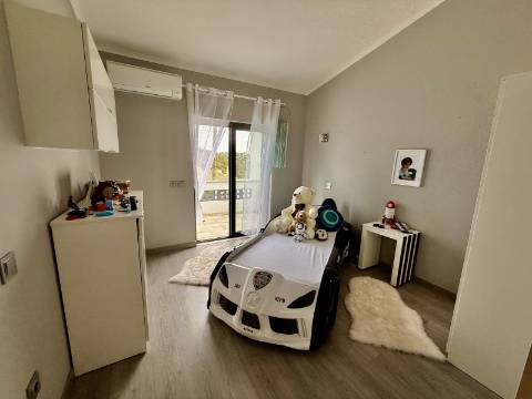 Elegante Moradia Familiar com Espaço Exterior a Minutos de Loulé