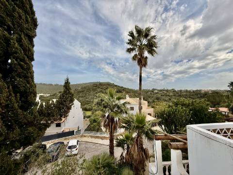 Elegante Moradia Familiar com Espaço Exterior a Minutos de Loulé