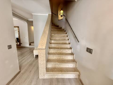 Elegante Moradia Familiar com Espaço Exterior a Minutos de Loulé