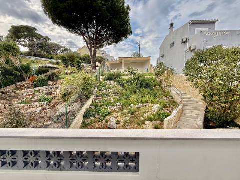 Elegante Moradia Familiar com Espaço Exterior a Minutos de Loulé