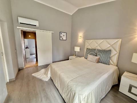 Elegante Moradia Familiar com Espaço Exterior a Minutos de Loulé