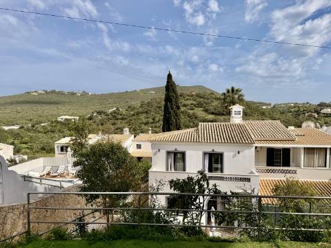 Elegante Moradia Familiar com Espaço Exterior a Minutos de Loulé