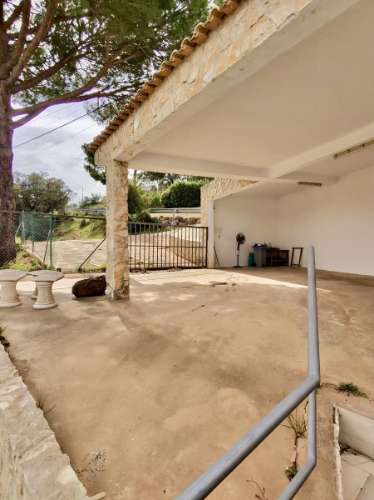 Elegante Moradia Familiar com Espaço Exterior a Minutos de Loulé