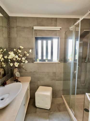 Elegante Moradia Familiar com Espaço Exterior a Minutos de Loulé