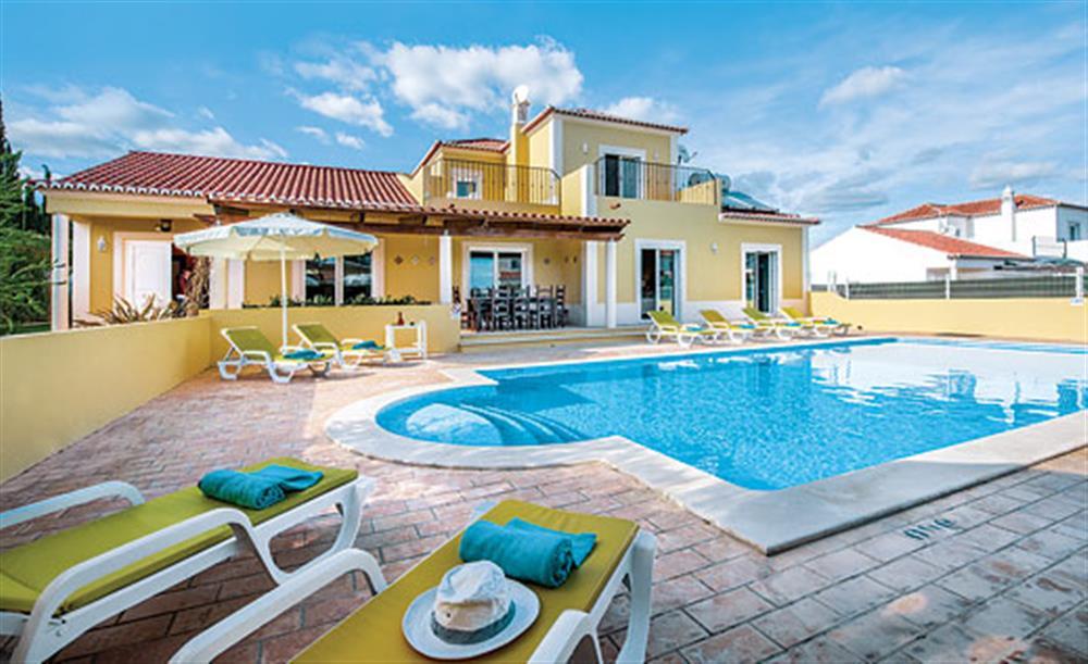 EXCLUSIVIDADE Moradia 4 quartos com piscina e garagem e furo.