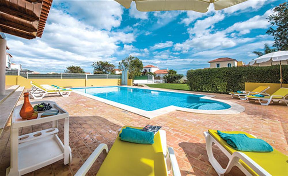 EXCLUSIVIDADE Moradia 4 quartos com piscina e garagem e furo.