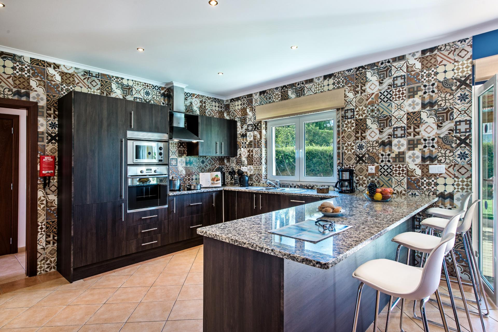 EXCLUSIVIDADE Moradia 4 quartos com piscina e garagem e furo.