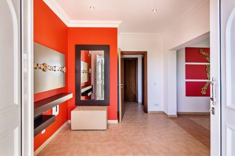 EXCLUSIVIDADE Moradia 4 quartos com piscina e garagem e furo.