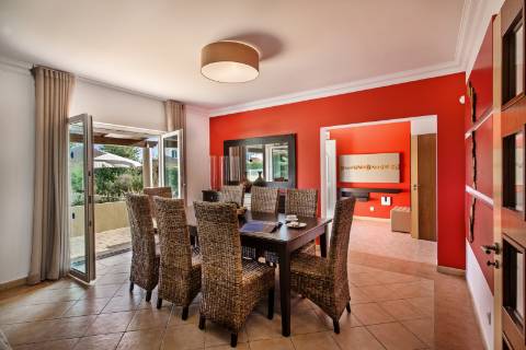 EXCLUSIVIDADE Moradia 4 quartos com piscina e garagem e furo.