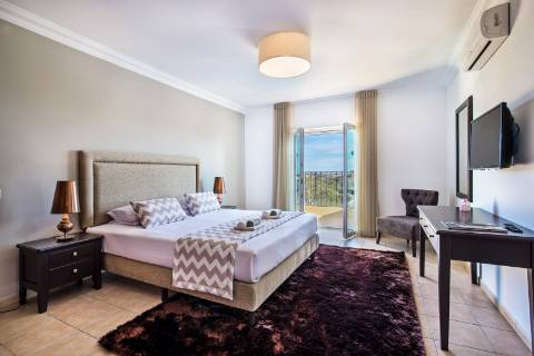 EXCLUSIVIDADE Moradia 4 quartos com piscina e garagem e furo.