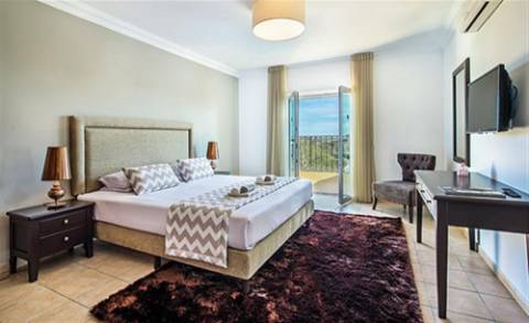 EXCLUSIVIDADE Moradia 4 quartos com piscina e garagem e furo.