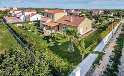 EXCLUSIVIDADE Moradia 4 quartos com piscina e garagem e furo.