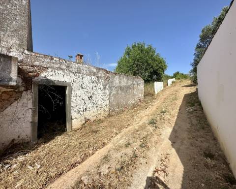 Casa tradicional para renovar I 352 m2 I 3,250 m2 de terrenoI Querença, Loulé