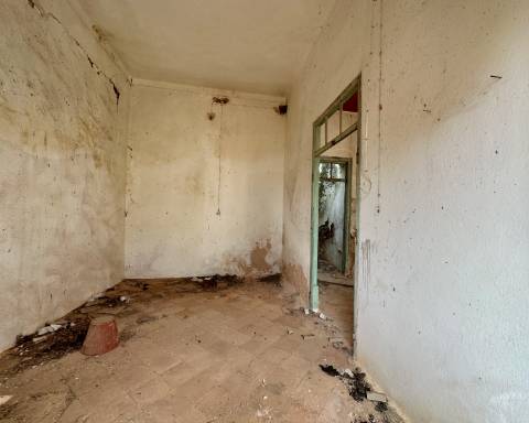 Casa tradicional para renovar I 352 m2 I 3,250 m2 de terrenoI Querença, Loulé