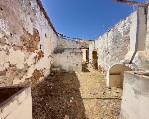 Casa tradicional para renovar I 352 m2 I 3,250 m2 de terrenoI Querença, Loulé