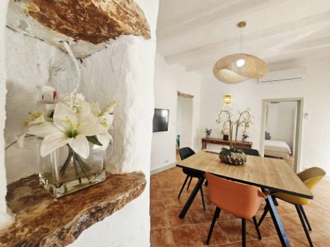 EXCLUSIVIDADE

Moradia renovada com 2 quartos numa aldeia perto de Loulé