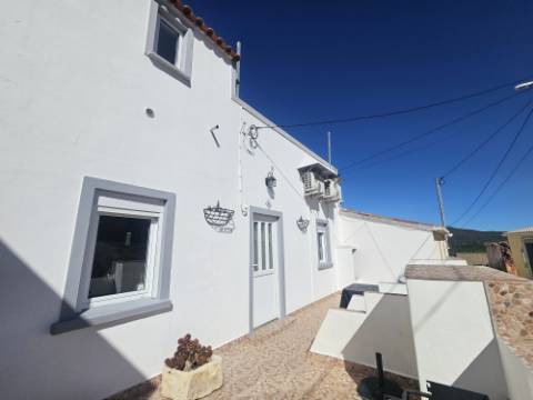 EXCLUSIVIDADE

Moradia renovada com 2 quartos numa aldeia perto de Loulé