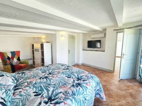 EXCLUSIVIDADE

Moradia renovada com 2 quartos numa aldeia perto de Loulé