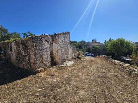 Terreno plano para construção com bons acessos