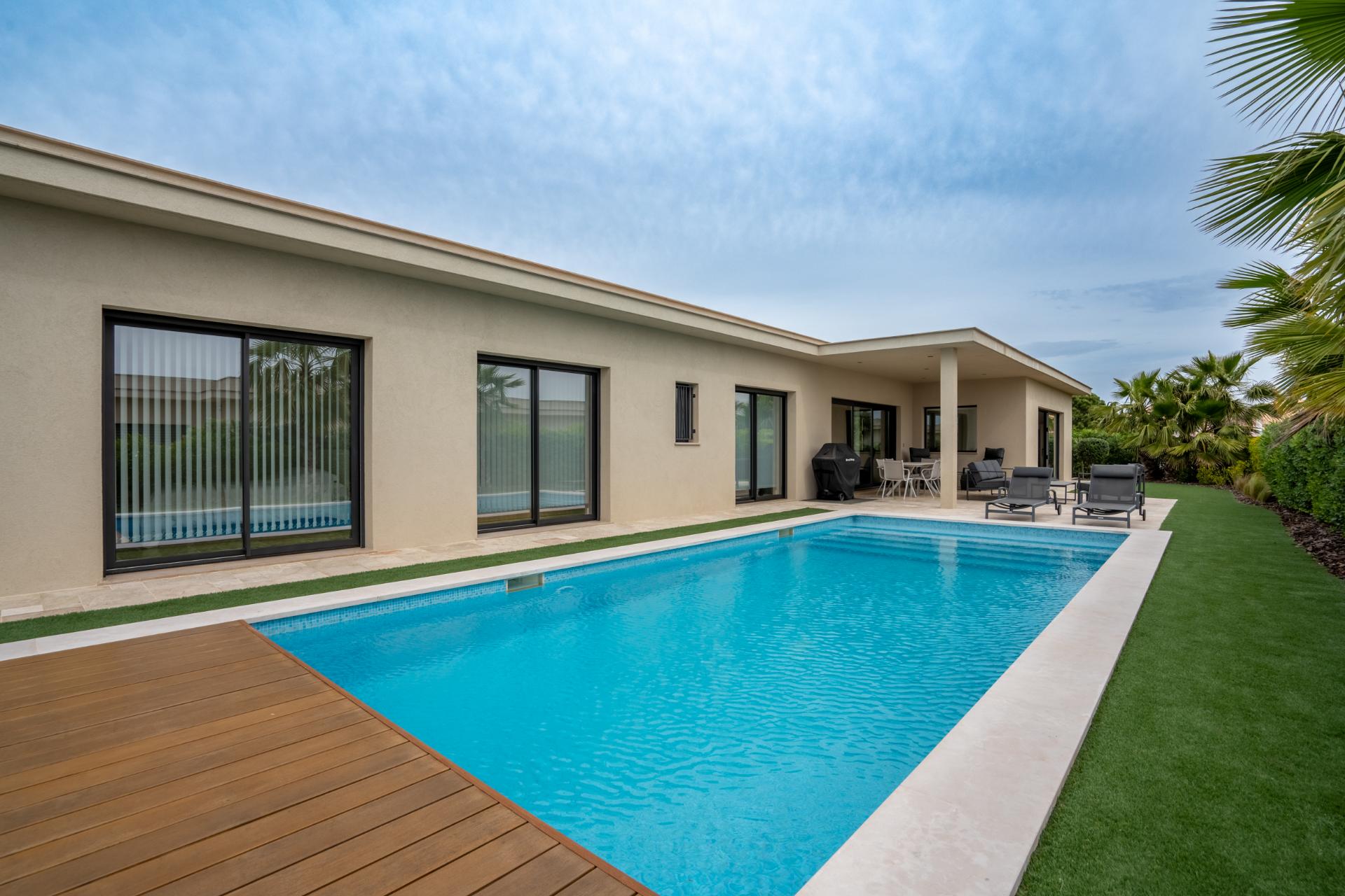 EXCLUSIVIDADE

Moradia Térrea T3 de Luxo com Piscina Privada | Quinta de Faro, junto à Ria Formosa