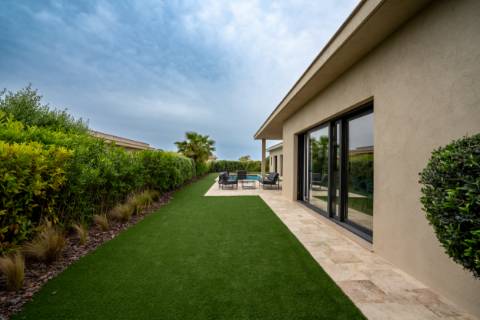 EXCLUSIVIDADE

Moradia Térrea T3 de Luxo com Piscina Privada | Quinta de Faro, junto à Ria Formosa