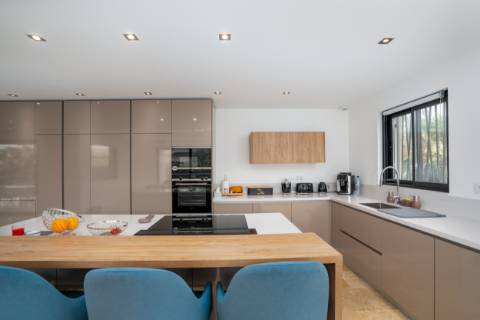 EXCLUSIVIDADE

Moradia Térrea T3 de Luxo com Piscina Privada | Quinta de Faro, junto à Ria Formosa