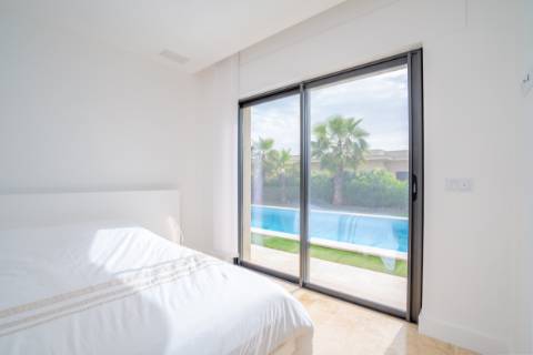 EXCLUSIVIDADE

Moradia Térrea T3 de Luxo com Piscina Privada | Quinta de Faro, junto à Ria Formosa