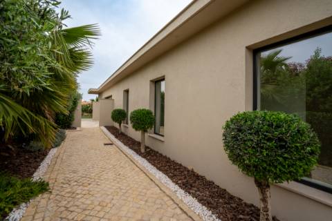 EXCLUSIVIDADE

Moradia Térrea T3 de Luxo com Piscina Privada | Quinta de Faro, junto à Ria Formosa