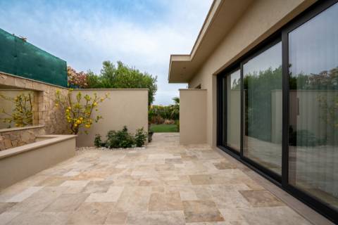 EXCLUSIVIDADE

Moradia Térrea T3 de Luxo com Piscina Privada | Quinta de Faro, junto à Ria Formosa