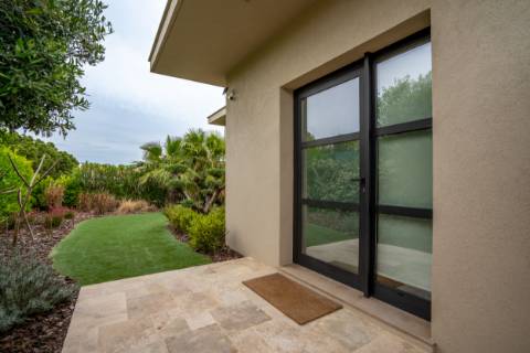 EXCLUSIVIDADE

Moradia Térrea T3 de Luxo com Piscina Privada | Quinta de Faro, junto à Ria Formosa