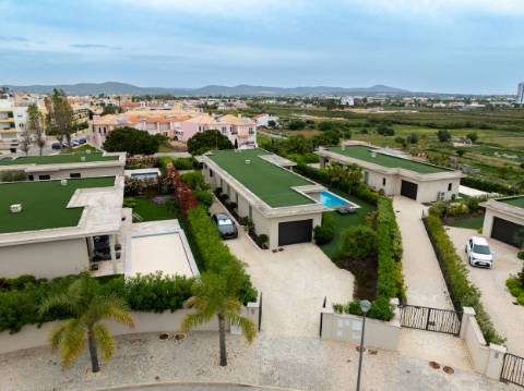 EXCLUSIVIDADE

Moradia Térrea T3 de Luxo com Piscina Privada | Quinta de Faro, junto à Ria Formosa