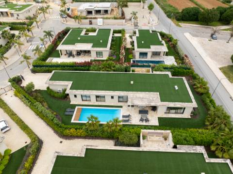 EXCLUSIVIDADE

Moradia Térrea T3 de Luxo com Piscina Privada | Quinta de Faro, junto à Ria Formosa