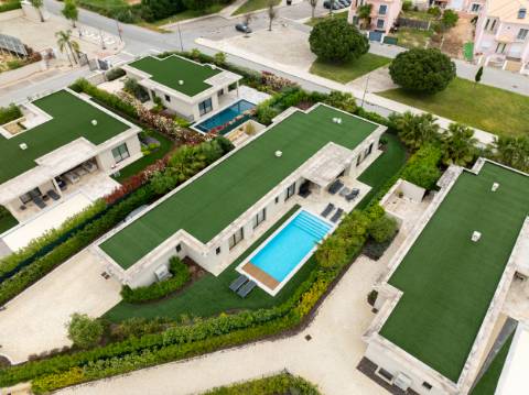 EXCLUSIVIDADE

Moradia Térrea T3 de Luxo com Piscina Privada | Quinta de Faro, junto à Ria Formosa