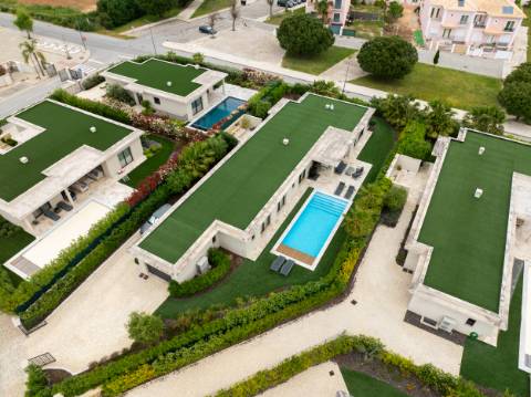 EXCLUSIVIDADE

Moradia Térrea T3 de Luxo com Piscina Privada | Quinta de Faro, junto à Ria Formosa