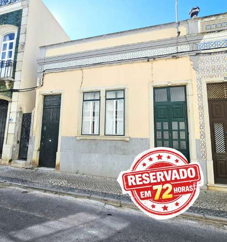 EXCLUSIVIDADE

Moradia com jardim no coração de Faro - Grande potencial de renovação