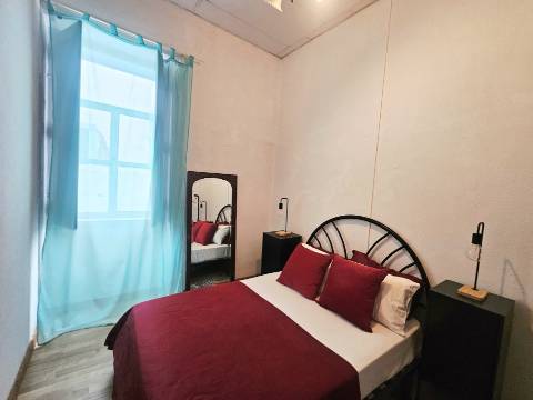 EXCLUSIVIDADE

Moradia com jardim no coração de Faro - Grande potencial de renovação