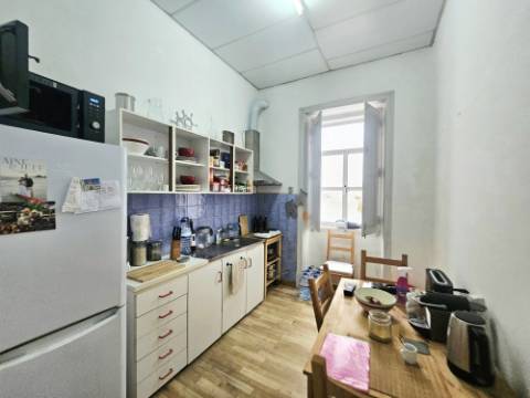 EXCLUSIVIDADE

Moradia com jardim no coração de Faro - Grande potencial de renovação