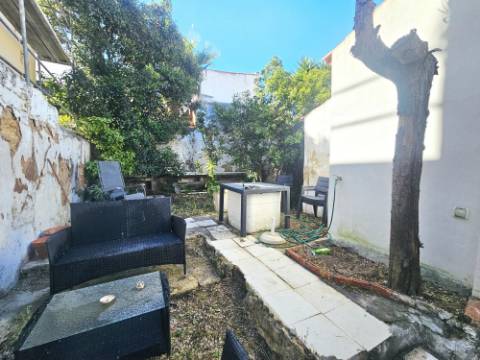 EXCLUSIVIDADE

Moradia com jardim no coração de Faro - Grande potencial de renovação