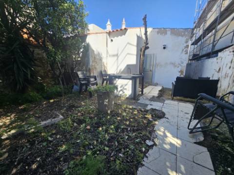 EXCLUSIVIDADE

Moradia com jardim no coração de Faro - Grande potencial de renovação