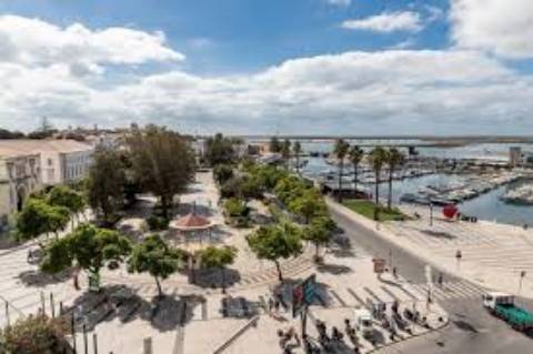 EXCLUSIVIDADE

Moradia com jardim no coração de Faro - Grande potencial de renovação