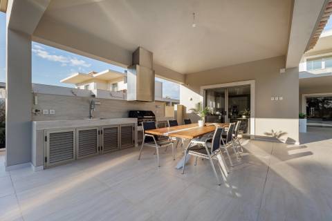 Moradia de exceção com piscina e vista para o golfe, num complexo prestigiado e seguro