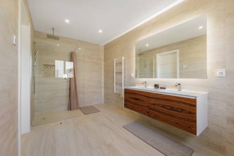 Moradia de exceção com piscina e vista para o golfe, num complexo prestigiado e seguro