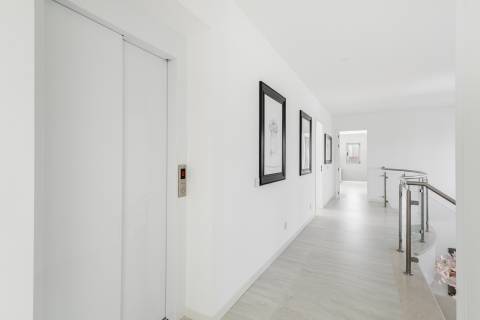 Moradia de exceção com piscina e vista para o golfe, num complexo prestigiado e seguro