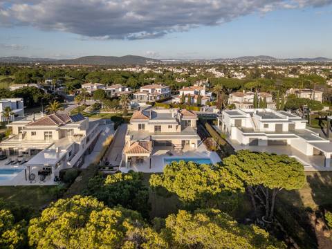 Moradia de exceção com piscina e vista para o golfe, num complexo prestigiado e seguro