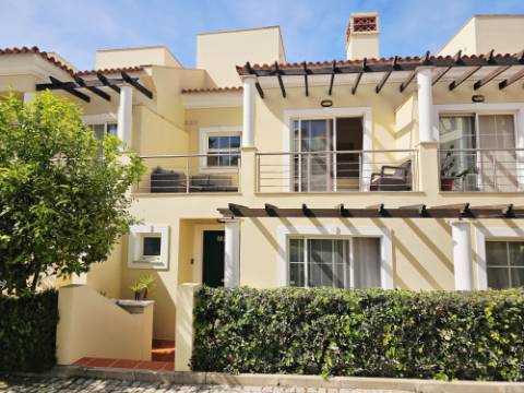 Moradia V4 situada numa zona exclusivo de Vila Sol com vista golf