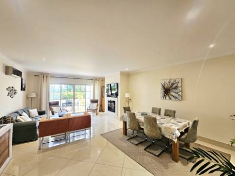 Moradia V4 situada numa zona exclusivo de Vila Sol com vista golf