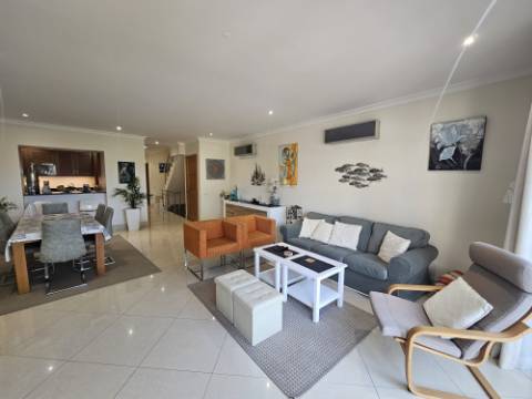 Moradia V4 situada numa zona exclusivo de Vila Sol com vista golf