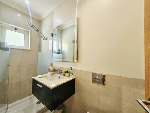 Moradia V4 situada numa zona exclusivo de Vila Sol com vista golf